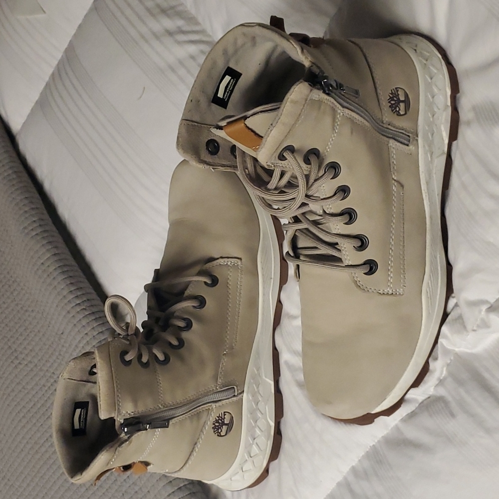 Timberland mens with aerocore size 11 in a light gray cream